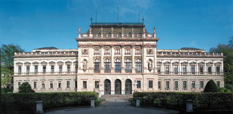 Picture of main building of the university of Graz Austria