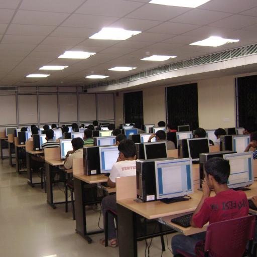 A room with individual students behind desktop computers.